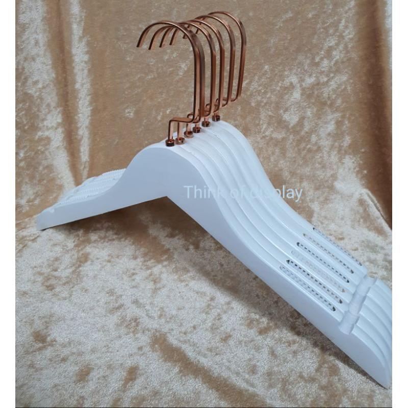 ไม้แขวนเสื้อไม้สีขาว ตะขอคอซีสีโรสโกลด์ แบบแพ็ค 6 อัน/แพ็ค 12 อัน
