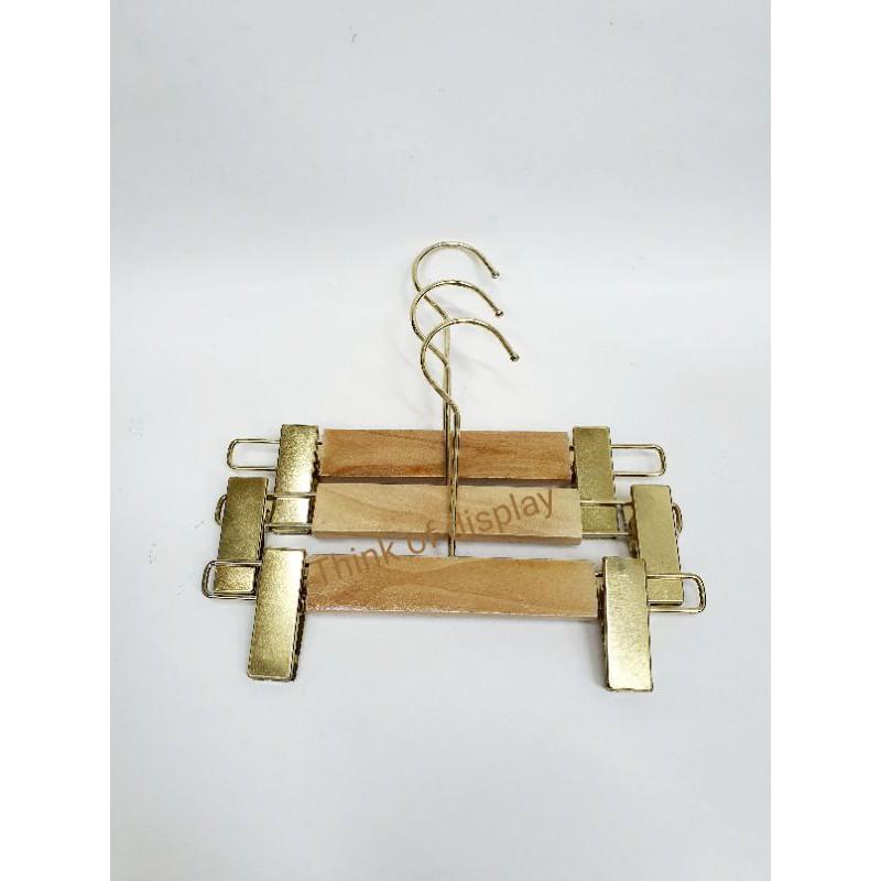 ไม้แขวนกางเกงเด็กไม้แท้ ไม้หนีบกางเกง/กระโปรงเด็ก ตะขอสีทองคอยาว แพ็คละ 6 อันและแพ็คละ 12 อัน - thumbnail 4