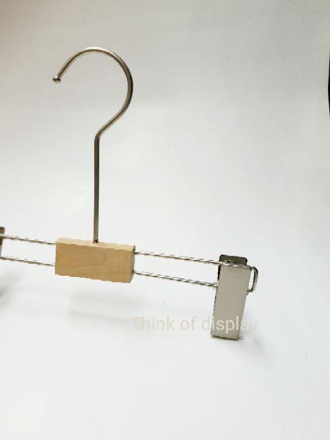 ไม้แขวนเสื้อและไม้หนีบกางเกงเด็กไม้แท้  สีธรรมชาติไม่เคลือบเงา ตะขอสีบรอนซ์เงิน - thumbnail 2