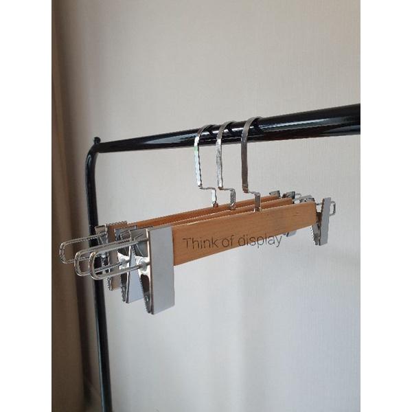 ไม้หนีบกางเกงไม้แท้ ไม้หนีบกางเกงกระโปรง ตะขอC สีเงิน แพ็ค 6 อัน/แพ็ค 12 อัน - thumbnail 7