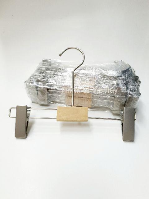 ไม้แขวนเสื้อและไม้หนีบกางเกงเด็กไม้แท้  สีธรรมชาติไม่เคลือบเงา ตะขอสีบรอนซ์เงิน - thumbnail 3