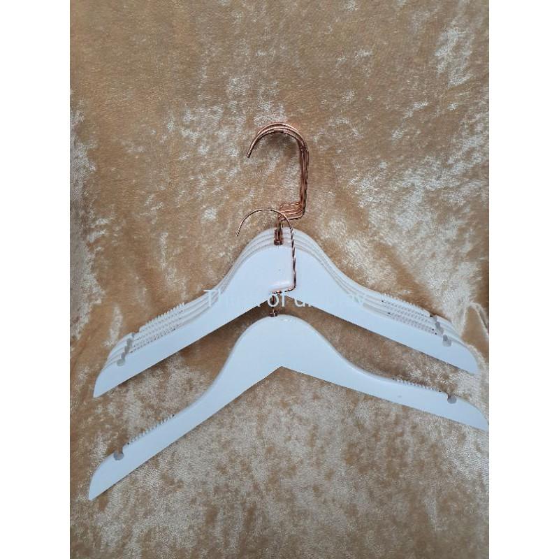 ไม้แขวนเสื้อไม้สีขาว ตะขอคอซีสีโรสโกลด์ แบบแพ็ค 6 อัน/แพ็ค 12 อัน - thumbnail 3