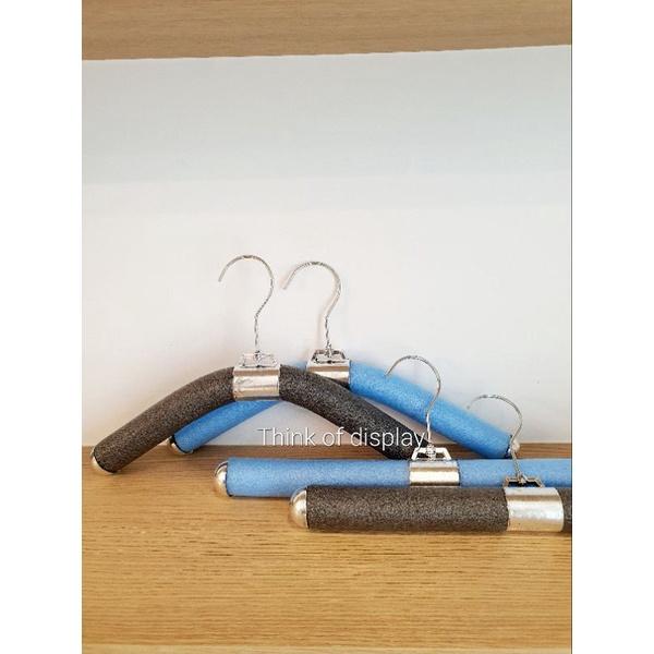 ไม้แขวนเสื้อเด็กโฟม ดัดได้ แพ็คละ 12 ชิ้น - thumbnail 8