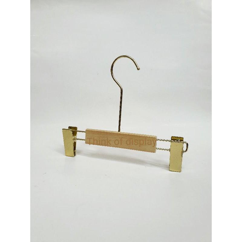 ไม้แขวนกางเกงเด็กไม้แท้ ไม้หนีบกางเกง/กระโปรงเด็ก ตะขอสีทองคอยาว แพ็คละ 6 อันและแพ็คละ 12 อัน - thumbnail 6