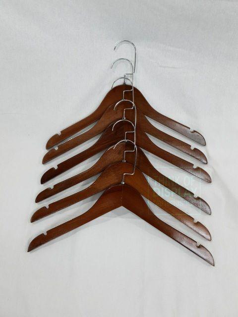 ไม้แขวนไม้สีโอ๊ค ไม้แขวนเสื้อไม้แท้  แพ็คละ12 อัน - thumbnail 6