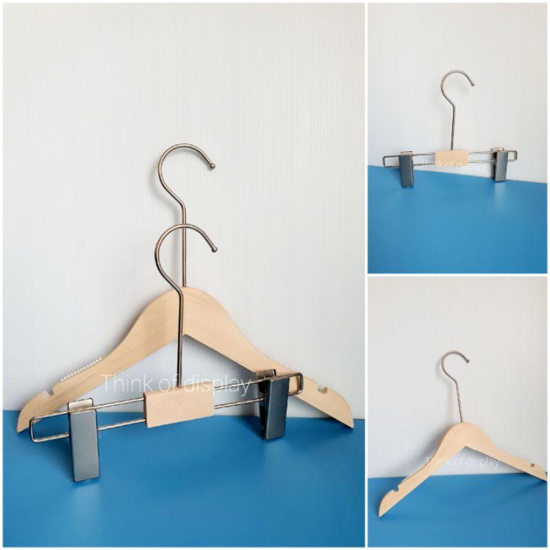 ไม้แขวนเสื้อและไม้หนีบกางเกงเด็กไม้แท้  สีธรรมชาติไม่เคลือบเงา ตะขอสีบรอนซ์เงิน