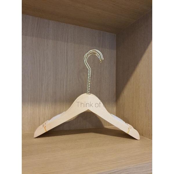 ไม้แขวนเสื้อและไม้หนีบกางเกงเด็ก ไม้แท้  สีธรรมชาติ ไม่เคลือบเงา ตะขอยาวสีทอง แพ็คละ 6อัน /12อัน - thumbnail 8