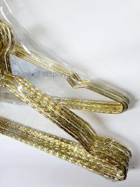 ไม้แขวนเสื้อเหล็กลวดทอง ไม้แขวนลายเกลียวสีทอง ไม้แขวนลวดเรียบสีทอง แพ็คละ 12 อัน - thumbnail 5