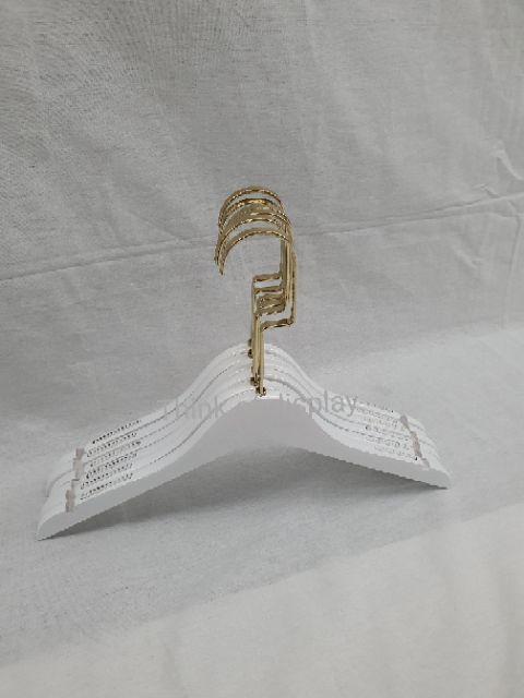 ไม้แขวนไม้ ไม้แขวนเสื้อไม้แท้สีขาวตะขอคอ C สีทอง และสีโรสโกลด์แพ็ค 6 อัน แพ็ค 12 อัน HWW - thumbnail 2