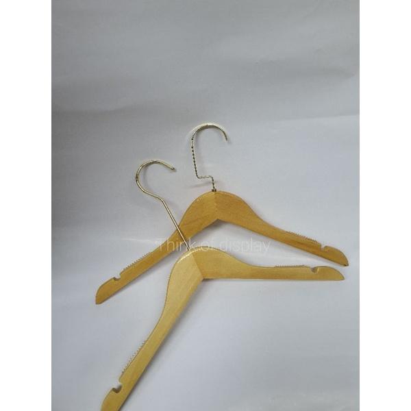 ไม้แขวนเสื้อไม้แท้  ไม้แขวนไม้ สีธรรมชาติเคลือบเงา ตะขอยาว/ตะขอคอ C สีทอง - thumbnail 7