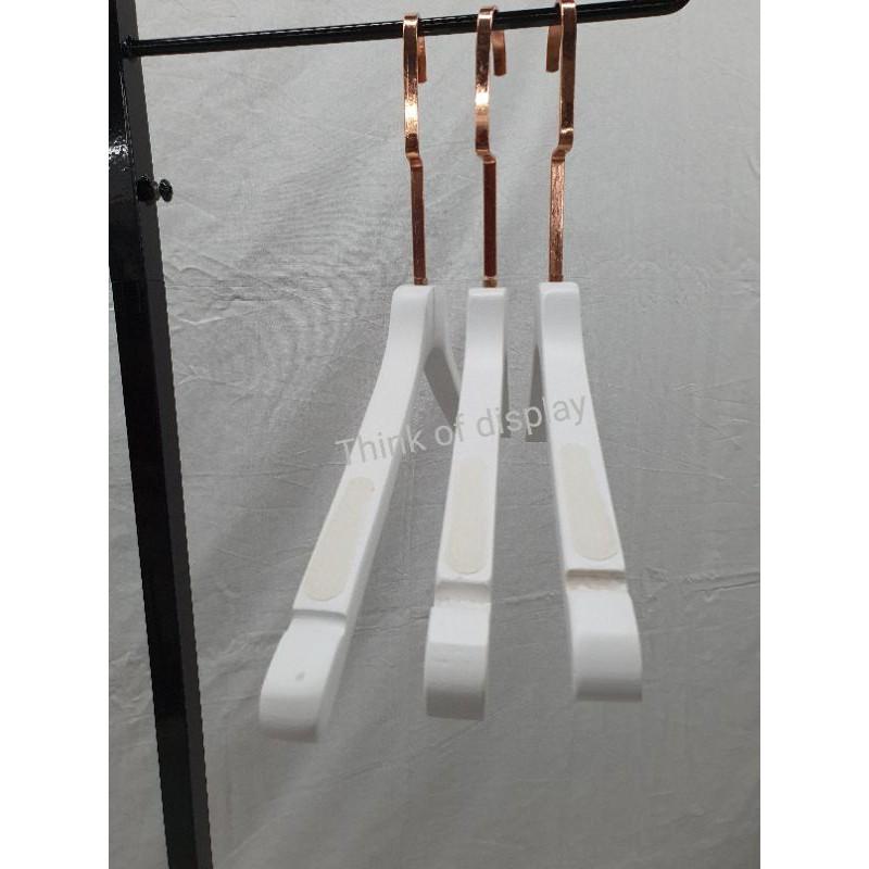 ไม้แขวนเสื้อไม้สีขาว รุ่นหนา ตะขอยาวสีทอง/ตะขอคอ C สีโรสโกลด์ แพ็คละ 12อัน - thumbnail 6