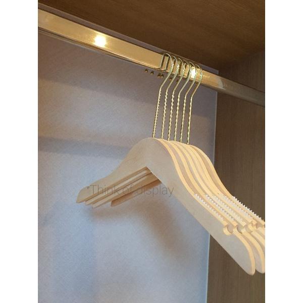 ไม้แขวนเสื้อและไม้หนีบกางเกงเด็ก ไม้แท้  สีธรรมชาติ ไม่เคลือบเงา ตะขอยาวสีทอง แพ็คละ 6อัน /12อัน - thumbnail 3