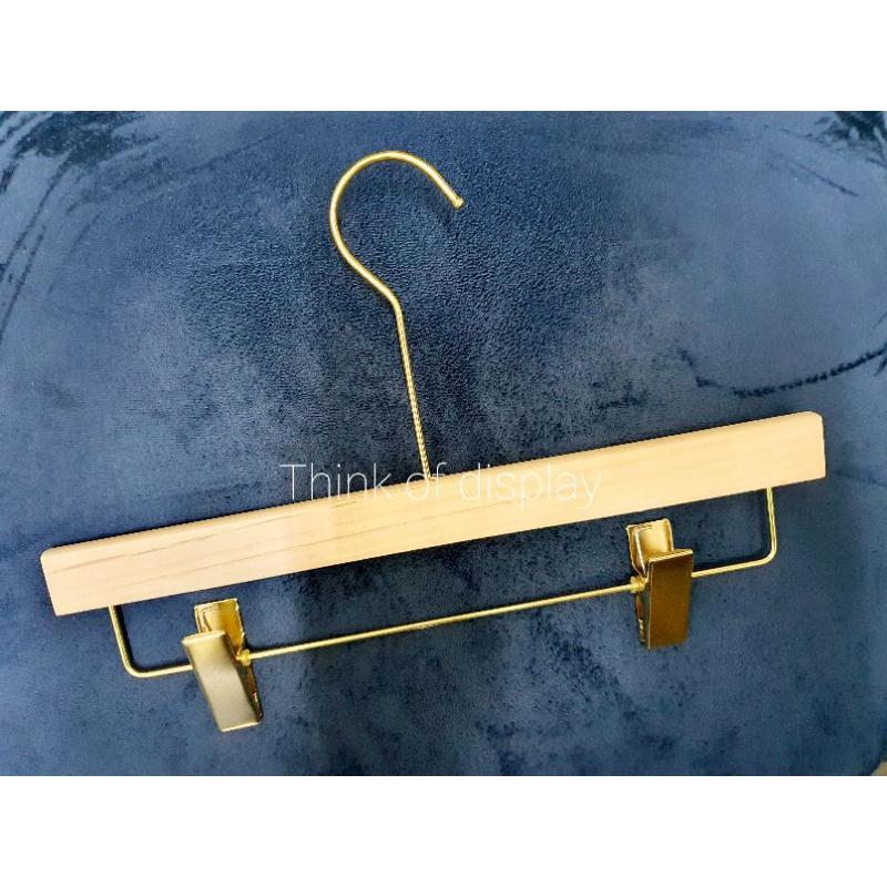 ไม้แขวนกางเกงไม้แท้  ไม้หนีบ สีขาว/ไม้สีธรรมฃาติ ตะขอยาวสีทอง DU08 แพ็ค 6 อัน /แพ็ค 12 อัน - thumbnail 4