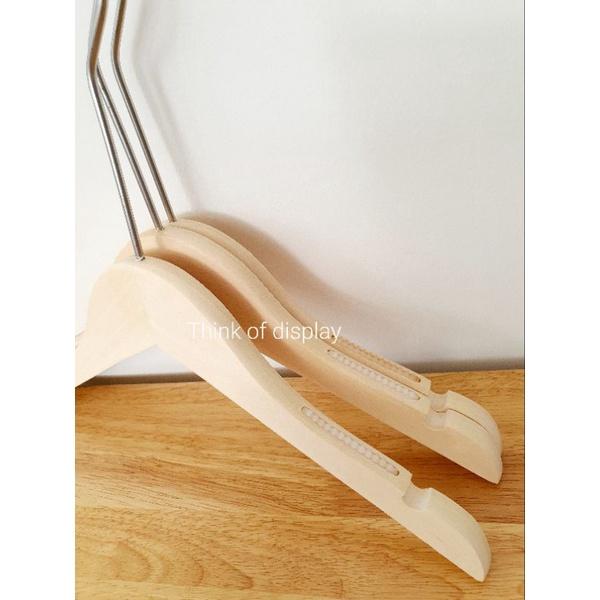 ไม้แขวนเสื้อเด็ก ไม้หนีบกางเกงเด็กไม้แท้สีธรรมชาติ ไม่เคลือบเงา ตะขอกลมยาวสีบรอนซ์ แพ็คละ 6 ชิ้น/แพ็คละ 12 ชิ้น - thumbnail 5