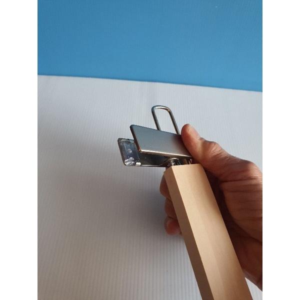 ไม้แขวนไม้แท้ ไม้หนีบกางเกง สีธรรมชาติไม่เคลือบเงา ตะขอยาวสีบรอนซ์เงิน แพ็ค 6 อันและแพ็ค 12 อัน - thumbnail 3