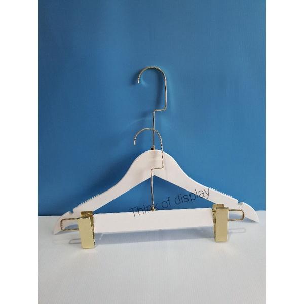ไม้แขวนเสื้อไม้สีขาว ไม้หนีบกางเกงไม้สีขาว รุ่นตะขอคอCยาวสีทอง แพ็ค 6 อัน/แพ็ค 12 อัน - thumbnail 3
