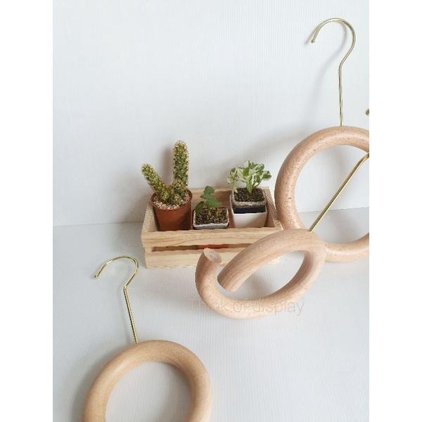 ไม้วงกลมแขวนเสื้อผ้า  ห่วงไม้กลม ที่โชว์ผ้าพันคอ ไม้แขวนห่วงไม้กลม มี 3 ขนาด - thumbnail 3