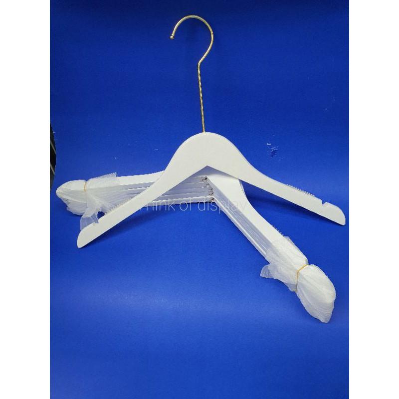 ไม้แขวนเสื้อ ไม้แท้เคลือบสีขาว #05 แพ็คละ 6 อัน/12 อัน - thumbnail 6