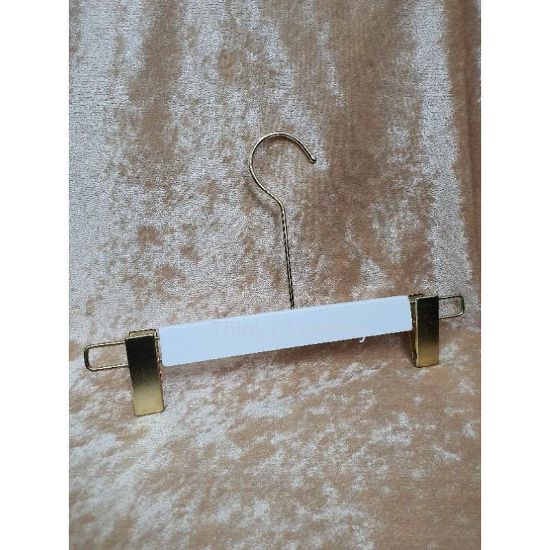 ไม้แขวนกางเกง ไม้หนีบไม้เคลือบสีขาว กระโปรง ตะขอยาวสีทอง HWC - thumbnail 4