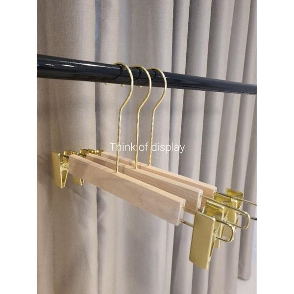 ไม้แขวนเสื้อและไม้หนีบกางเกงไม้ สีธรรมชาติไม่เคลือบเงา ตะขอกลมยาวสีทอง สำหรับผู้ใหญ่ - thumbnail 4