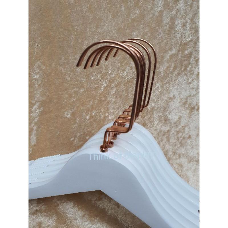 ไม้แขวนเสื้อไม้สีขาว ตะขอคอซีสีโรสโกลด์ แบบแพ็ค 6 อัน/แพ็ค 12 อัน - thumbnail 2