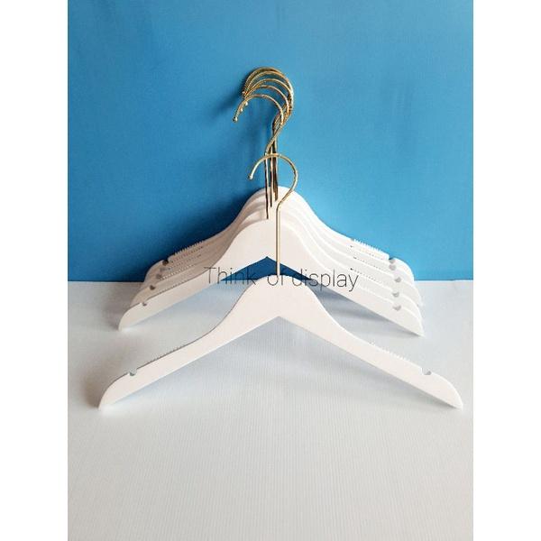 ไม้แขวนเสื้อไม้แท้ ไม้หนีบกางเกงไม้แท้เคลือบสีขาว ตะขอยาวสีทอง แพ็ค 6อัน/แพ็ค 12 อัน - thumbnail 7