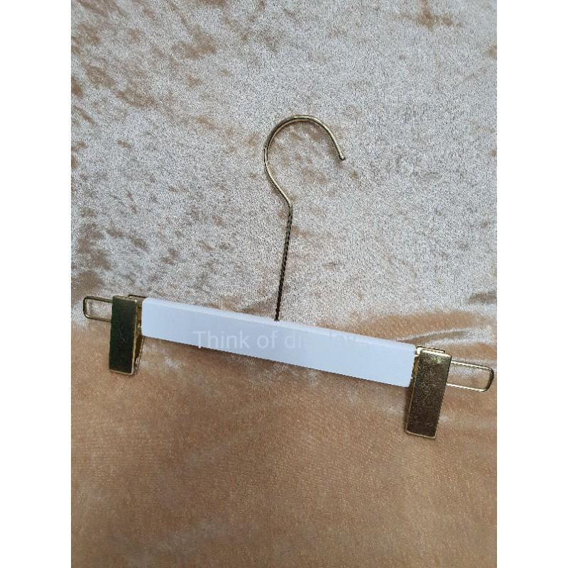 ไม้แขวนกางเกง ไม้หนีบไม้เคลือบสีขาว กระโปรง ตะขอยาวสีทอง HWC - thumbnail 6