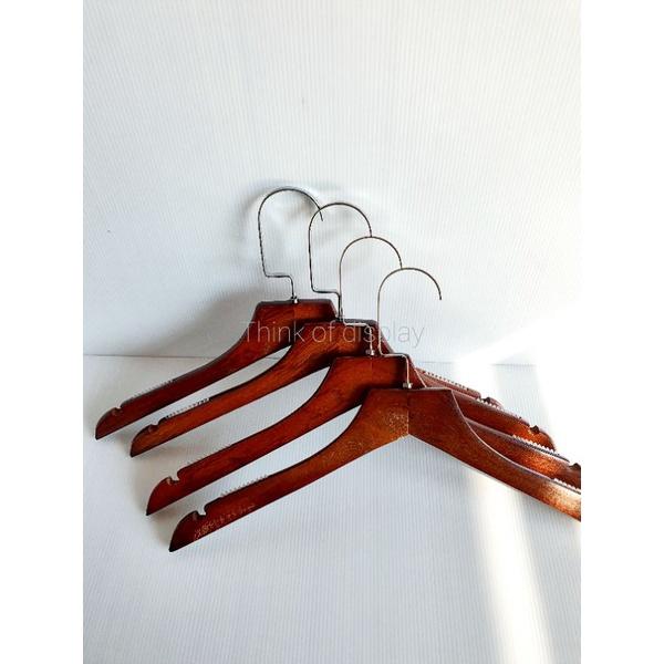 ไม้แขวนไม้สีโอ๊ค คอตัด ตะขอสีเงิน แพ็คละ 6 อัน - thumbnail 2