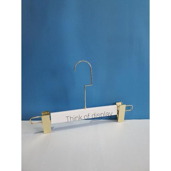 ไม้แขวนเสื้อไม้สีขาว ไม้หนีบกางเกงไม้สีขาว รุ่นตะขอคอCยาวสีทอง แพ็ค 6 อัน/แพ็ค 12 อัน - thumbnail 8