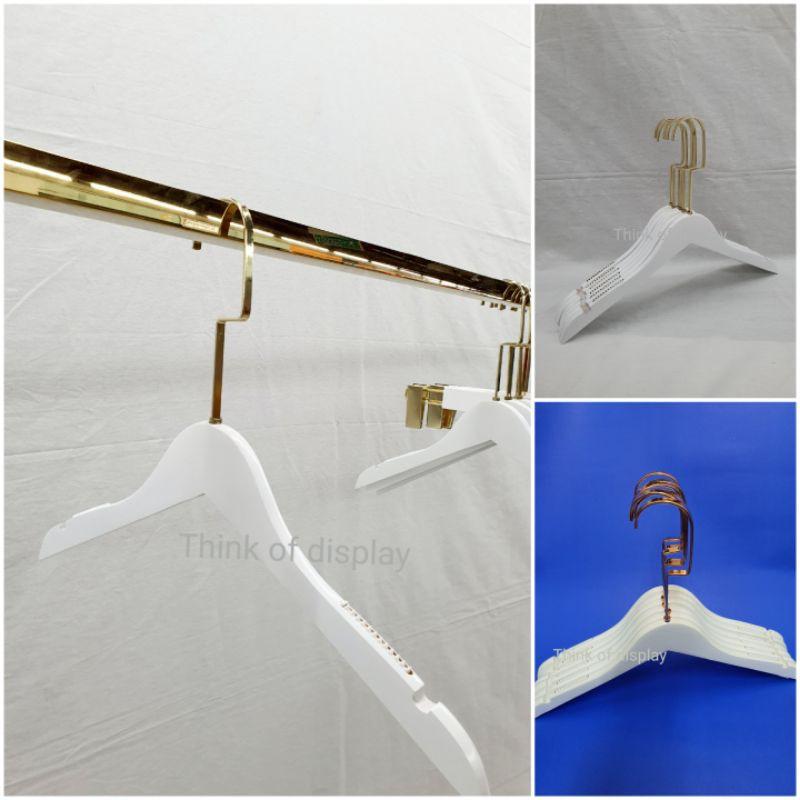 ไม้แขวนไม้ ไม้แขวนเสื้อไม้แท้สีขาวตะขอคอ C สีทอง และสีโรสโกลด์แพ็ค 6 อัน แพ็ค 12 อัน HWW