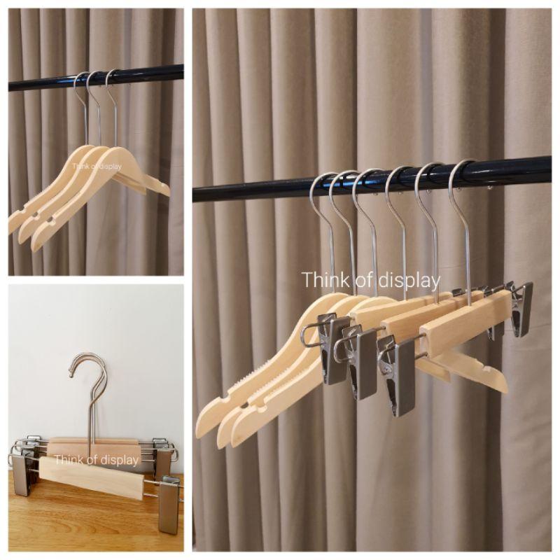 ไม้แขวนเสื้อเด็ก ไม้หนีบกางเกงเด็กไม้แท้สีธรรมชาติ ไม่เคลือบเงา ตะขอกลมยาวสีบรอนซ์ แพ็คละ 6 ชิ้น/แพ็คละ 12 ชิ้น