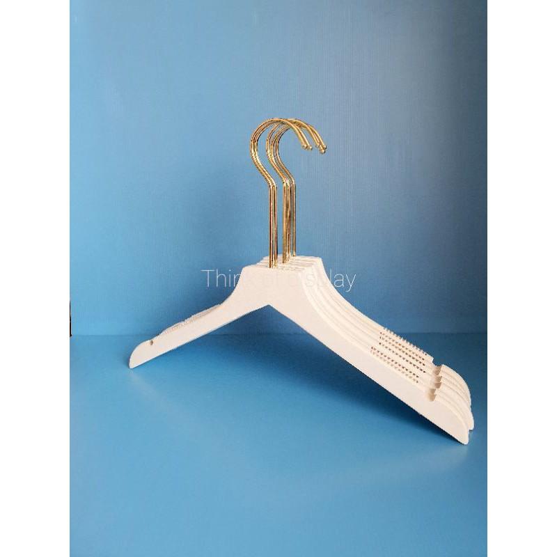 ไม้แขวนเสื้อไม้แท้สีขาว คอตัดตรง ตะขอยาวสีทอง - thumbnail 2
