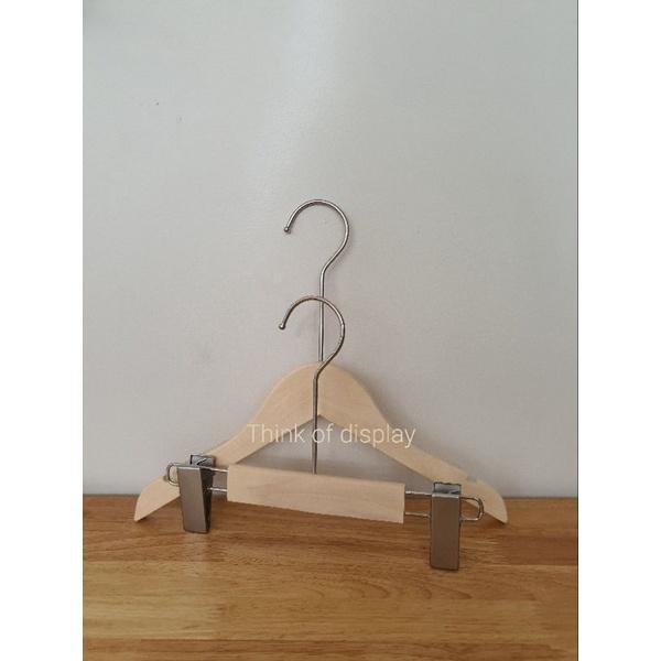 ไม้แขวนเสื้อเด็ก ไม้หนีบกางเกงเด็กไม้แท้สีธรรมชาติ ไม่เคลือบเงา ตะขอกลมยาวสีบรอนซ์ แพ็คละ 6 ชิ้น/แพ็คละ 12 ชิ้น - thumbnail 2