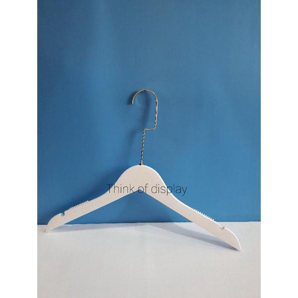 ไม้แขวนเสื้อไม้สีขาว ไม้หนีบกางเกงไม้สีขาว รุ่นตะขอคอCยาวสีทอง แพ็ค 6 อัน/แพ็ค 12 อัน - thumbnail 5
