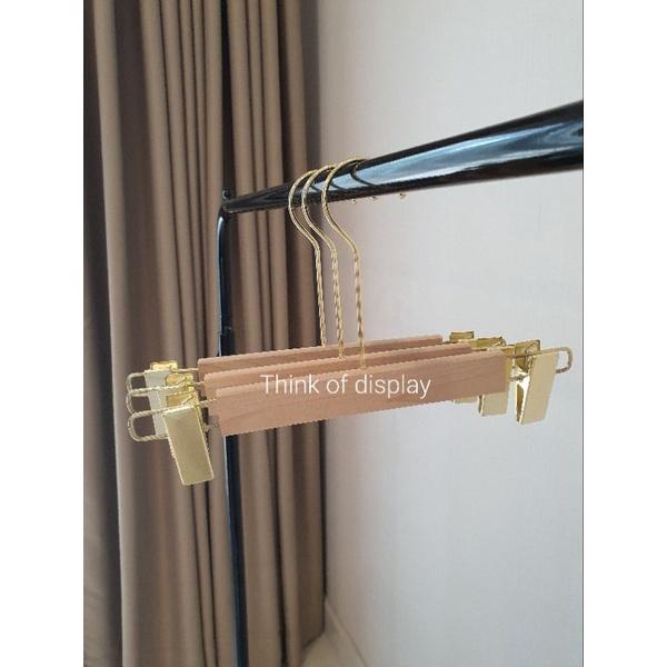 ไม้แขวนเสื้อและไม้หนีบกางเกงไม้ สีธรรมชาติไม่เคลือบเงา ตะขอกลมยาวสีทอง สำหรับผู้ใหญ่ - thumbnail 2