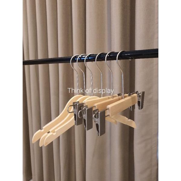 ไม้แขวนเสื้อเด็ก ไม้หนีบกางเกงเด็กไม้แท้สีธรรมชาติ ไม่เคลือบเงา ตะขอกลมยาวสีบรอนซ์ แพ็คละ 6 ชิ้น/แพ็คละ 12 ชิ้น - thumbnail 4