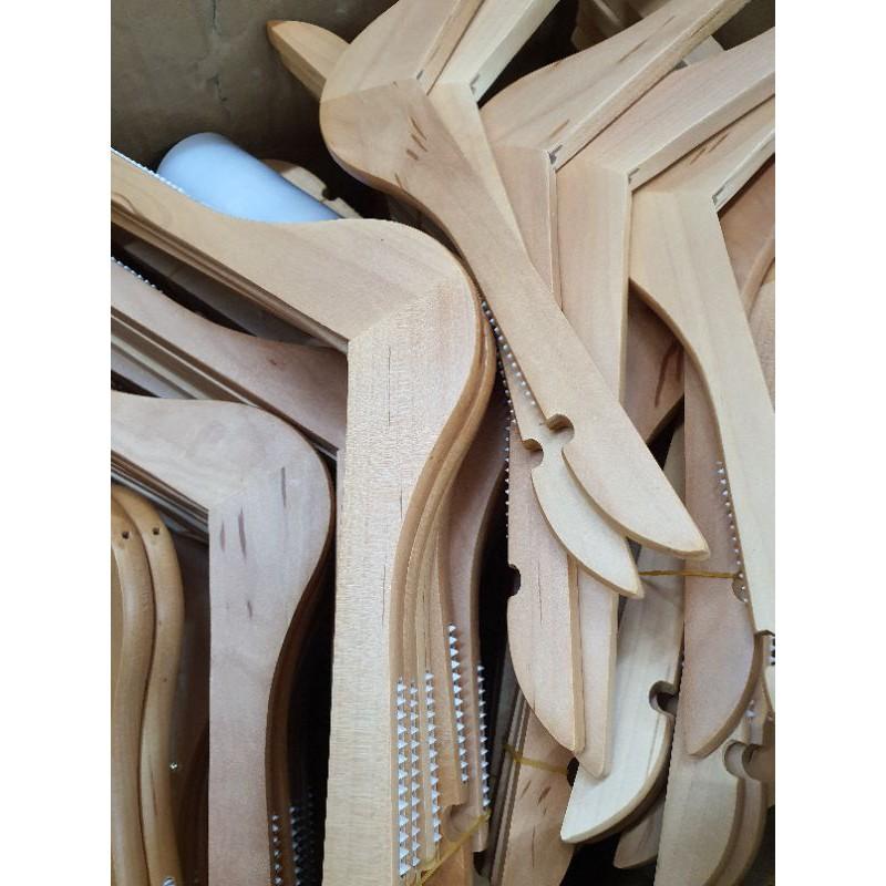 ไม้แขวนไม้แท้ ไม้แขวนเสื้อไม้ตะขอยาว ไม้แขวนบูติค ไม้แขวนไฮโซ แพ็คละ 12ชิ้น และ แพ็คเล็ก 6 ชิ้น - thumbnail 5