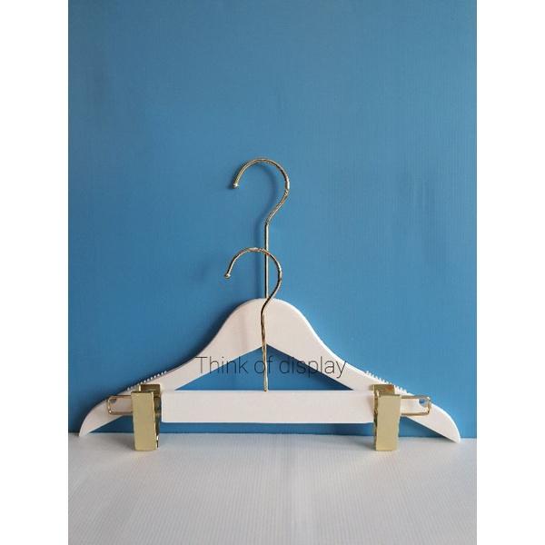 ไม้แขวนเสื้อไม้แท้ ไม้หนีบกางเกงไม้แท้เคลือบสีขาว ตะขอยาวสีทอง แพ็ค 6อัน/แพ็ค 12 อัน - thumbnail 4