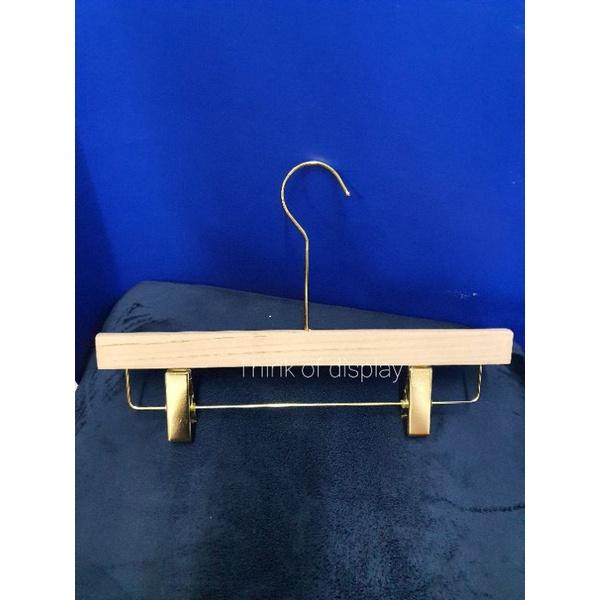 ไม้แขวนกางเกงไม้แท้  ไม้หนีบ สีขาว/ไม้สีธรรมฃาติ ตะขอยาวสีทอง DU08 แพ็ค 6 อัน /แพ็ค 12 อัน - thumbnail 5