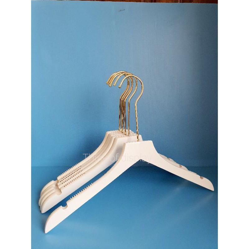 ไม้แขวนเสื้อไม้แท้สีขาว คอตัดตรง ตะขอยาวสีทอง - thumbnail 4