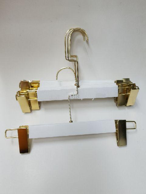 ไม้แขวนกางเกงไม้แท้สีขาว ตะขอคอ C สีทอง แพ็คละ 6 อัน แพ็คละ 12 อัน - thumbnail 4