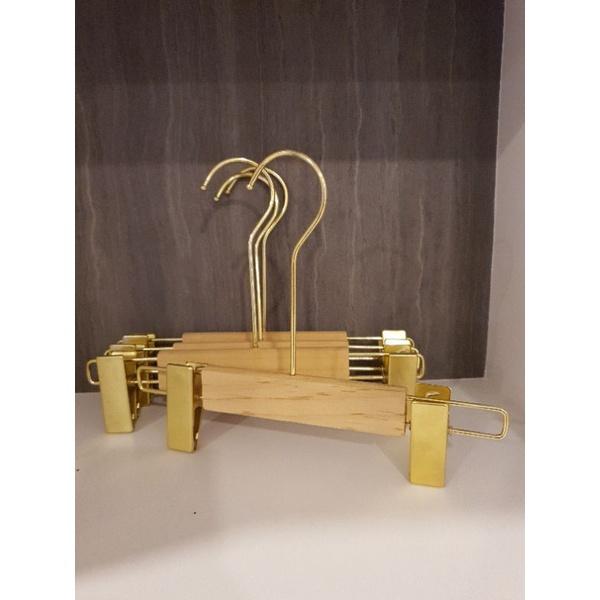 ไม้แขวนเสื้อและไม้หนีบกางเกงเด็ก ไม้แท้  สีธรรมชาติ ไม่เคลือบเงา ตะขอยาวสีทอง แพ็คละ 6อัน /12อัน - thumbnail 4