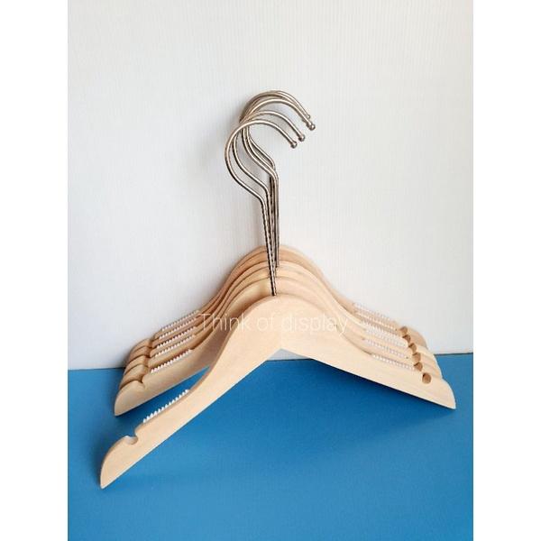 ไม้แขวนเสื้อและไม้หนีบกางเกงเด็กไม้แท้  สีธรรมชาติไม่เคลือบเงา ตะขอสีบรอนซ์เงิน - thumbnail 4