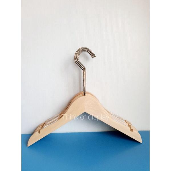 ไม้แขวนเสื้อและไม้หนีบกางเกงเด็กไม้แท้  สีธรรมชาติไม่เคลือบเงา ตะขอสีบรอนซ์เงิน - thumbnail 5