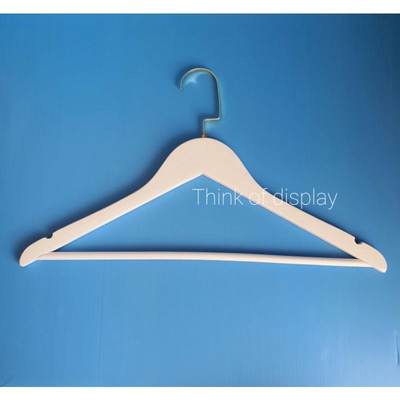 ไม้แขวนเสื้อไม้แท้สีขาว มีร่องมีก้านตะขอC สีทอง แพ็คละ 6 อัน - thumbnail 2