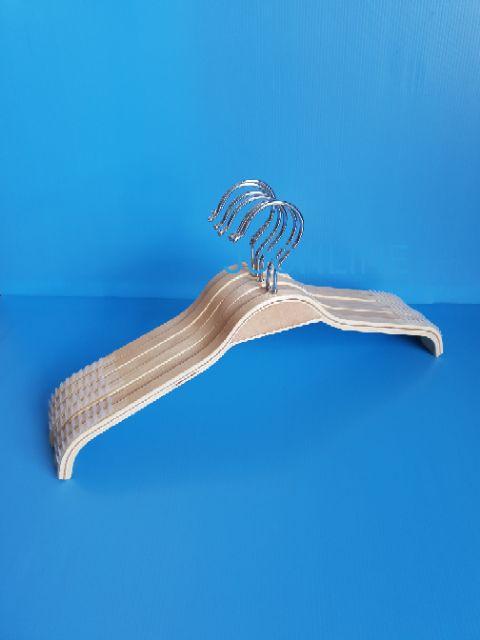 ไม้แขวนซาร่าไม้แท้ ไหล่ตรง แพ็ค 12 ชิ้น - thumbnail 5