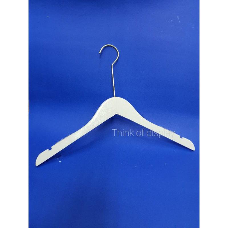 ไม้แขวนเสื้อ ไม้แท้เคลือบสีขาว #05 แพ็คละ 6 อัน/12 อัน - thumbnail 3