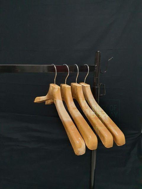 ไม้แขวนพลาสติกลายไม้ ไม้แขวนหัวเหล็กลายไม้ แพ็คละ 12 อัน - thumbnail 3