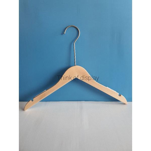 ไม้แขวนไม้แท้ ไม้หนีบกางเกง สีธรรมชาติไม่เคลือบเงา ตะขอยาวสีบรอนซ์เงิน แพ็ค 6 อันและแพ็ค 12 อัน - thumbnail 4