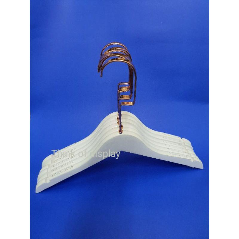 ไม้แขวนไม้ ไม้แขวนเสื้อไม้แท้สีขาวตะขอคอ C สีทอง และสีโรสโกลด์แพ็ค 6 อัน แพ็ค 12 อัน HWW - thumbnail 7